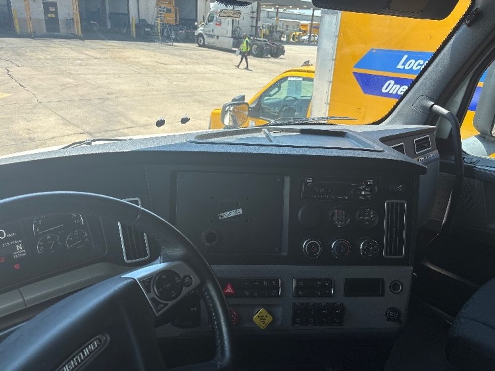 Sleeper Tractor-Heavy Duty Tractors-Freightliner-2020-T12664ST-Hammond-LA-215,197\n\t\tmiles-$ 83,750 - Image 11
