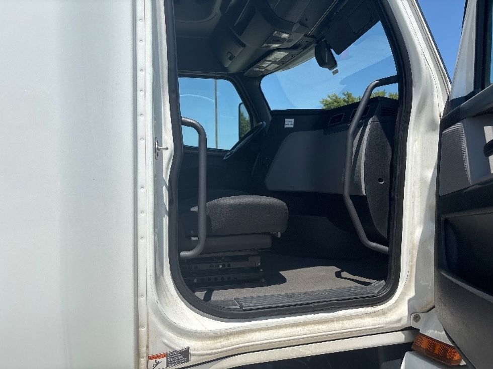 Sleeper Tractor-Heavy Duty Tractors-Freightliner-2020-T12664ST-Hammond-LA-215,197\n\t\tmiles-$ 83,750 - Image 13