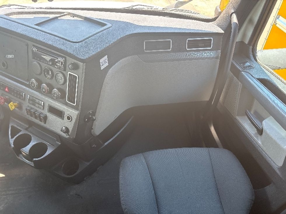 Sleeper Tractor-Heavy Duty Tractors-Freightliner-2020-T12664ST-Hammond-LA-215,197\n\t\tmiles-$ 83,750 - Image 14