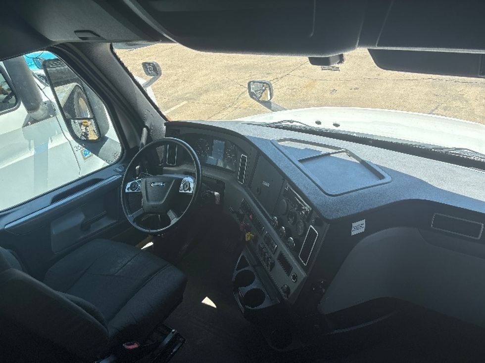 Sleeper Tractor-Heavy Duty Tractors-Freightliner-2020-T12664ST-Hammond-LA-215,197\n\t\tmiles-$ 83,750 - Image 15