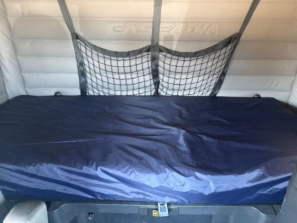 Sleeper Tractor-Heavy Duty Tractors-Freightliner-2020-T12664ST-Hammond-LA-215,197\n\t\tmiles-$ 83,750 - Image 16