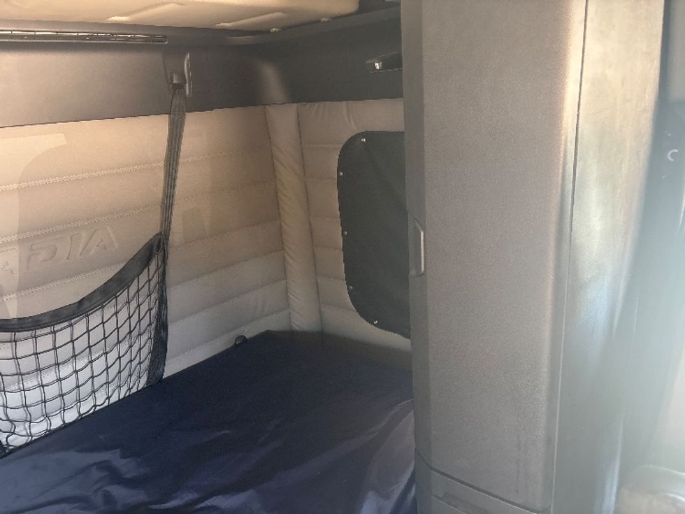 Sleeper Tractor-Heavy Duty Tractors-Freightliner-2020-T12664ST-Hammond-LA-215,197\n\t\tmiles-$ 83,750 - Image 17