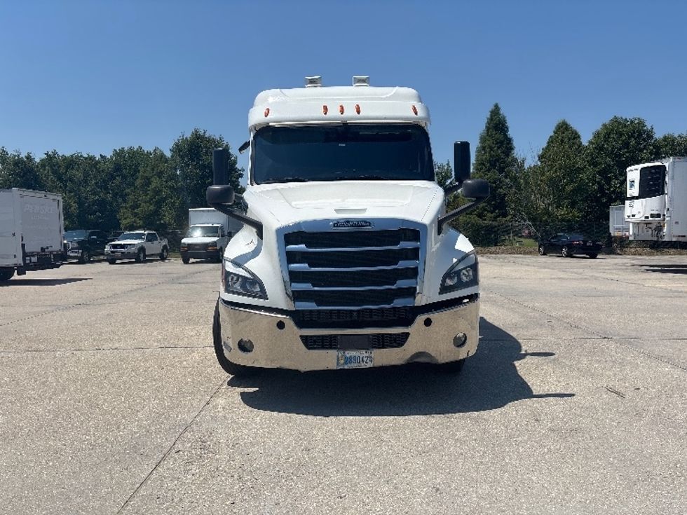 Sleeper Tractor-Heavy Duty Tractors-Freightliner-2020-T12664ST-Hammond-LA-215,197\n\t\tmiles-$ 83,750 - Image 2