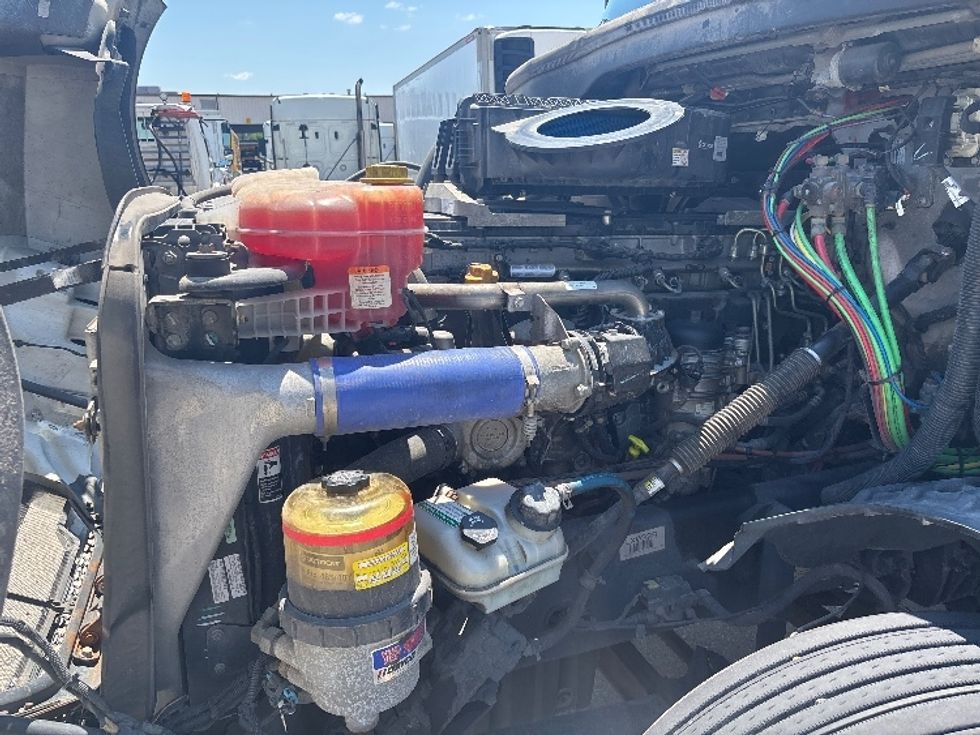 Sleeper Tractor-Heavy Duty Tractors-Freightliner-2020-T12664ST-Hammond-LA-215,197\n\t\tmiles-$ 83,750 - Image 21