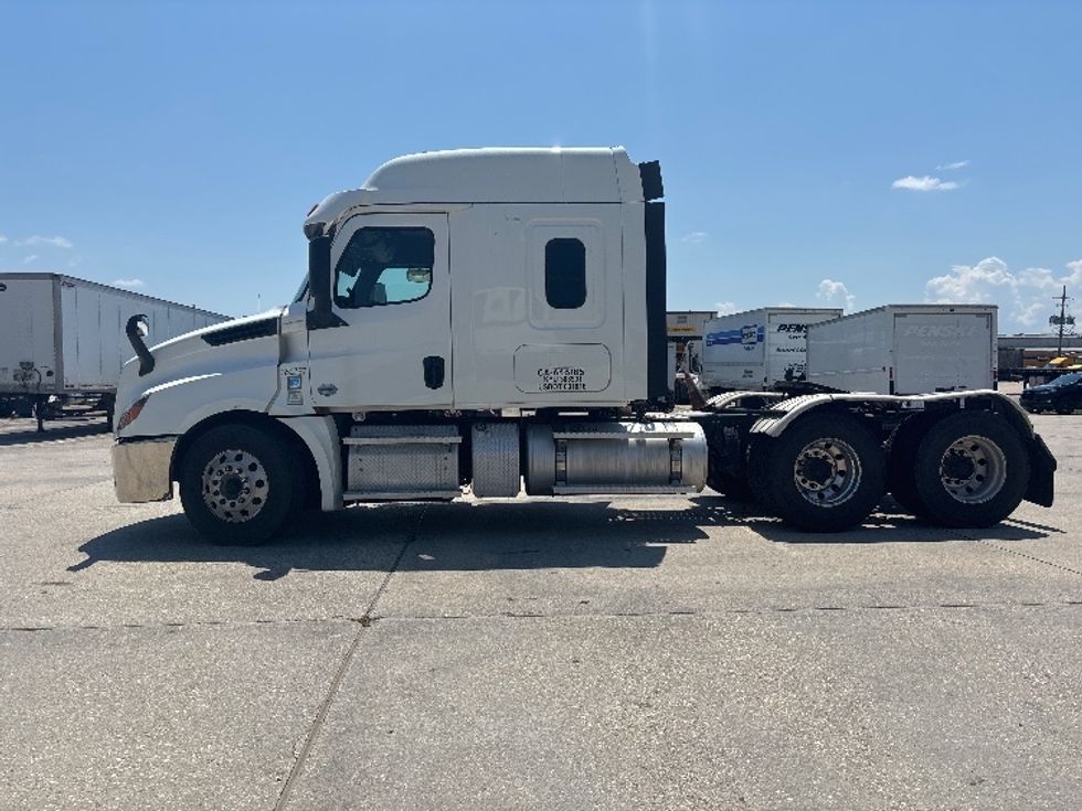 Sleeper Tractor-Heavy Duty Tractors-Freightliner-2020-T12664ST-Hammond-LA-215,197\n\t\tmiles-$ 83,750 - Image 4