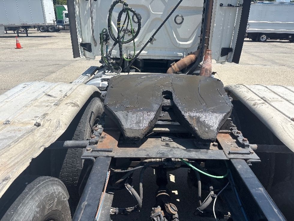 Sleeper Tractor-Heavy Duty Tractors-Freightliner-2020-T12664ST-Hammond-LA-215,197\n\t\tmiles-$ 83,750 - Image 6