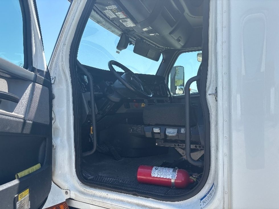 Sleeper Tractor-Heavy Duty Tractors-Freightliner-2020-T12664ST-Hammond-LA-215,197\n\t\tmiles-$ 83,750 - Image 9