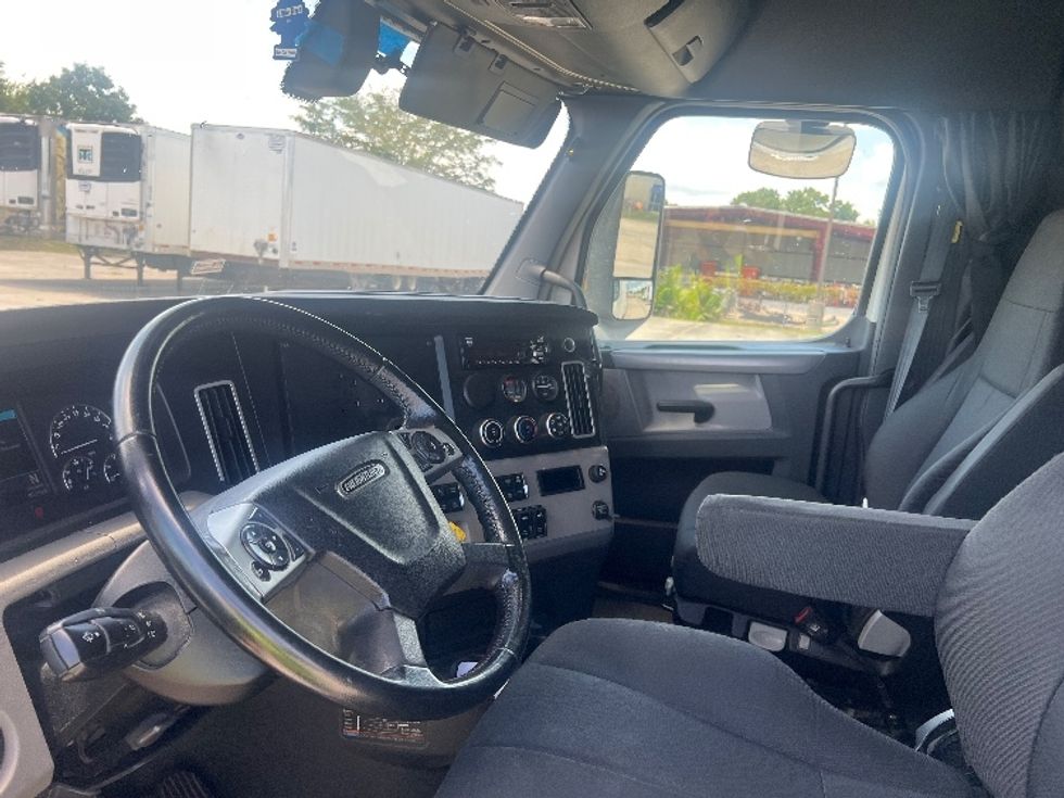 Sleeper Tractor-Heavy Duty Tractors-Freightliner-2020-T12664ST-Hammond-LA-248,629\n\t\tmiles-$ 82,000 - Image 10