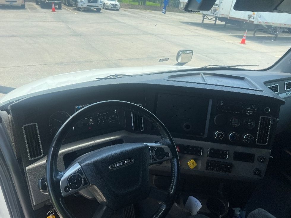 Sleeper Tractor-Heavy Duty Tractors-Freightliner-2020-T12664ST-Hammond-LA-248,629\n\t\tmiles-$ 82,000 - Image 11