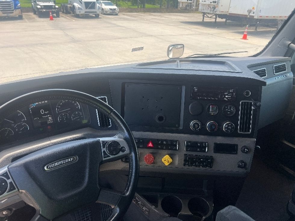 Sleeper Tractor-Heavy Duty Tractors-Freightliner-2020-T12664ST-Hammond-LA-248,629\n\t\tmiles-$ 82,000 - Image 12