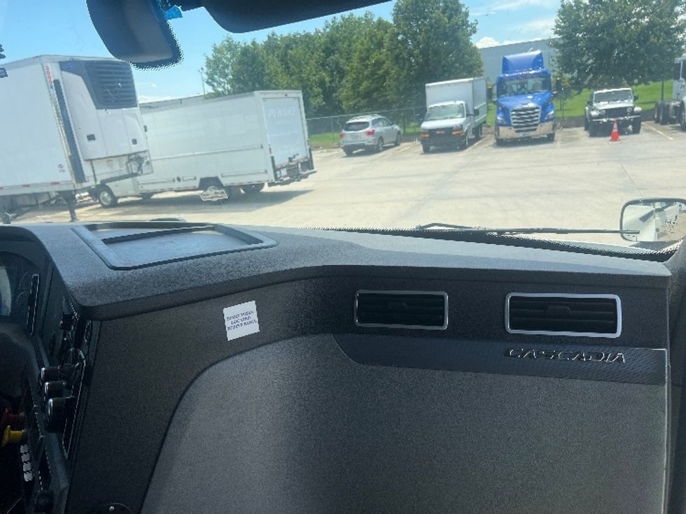 Sleeper Tractor-Heavy Duty Tractors-Freightliner-2020-T12664ST-Hammond-LA-248,629\n\t\tmiles-$ 82,000 - Image 14