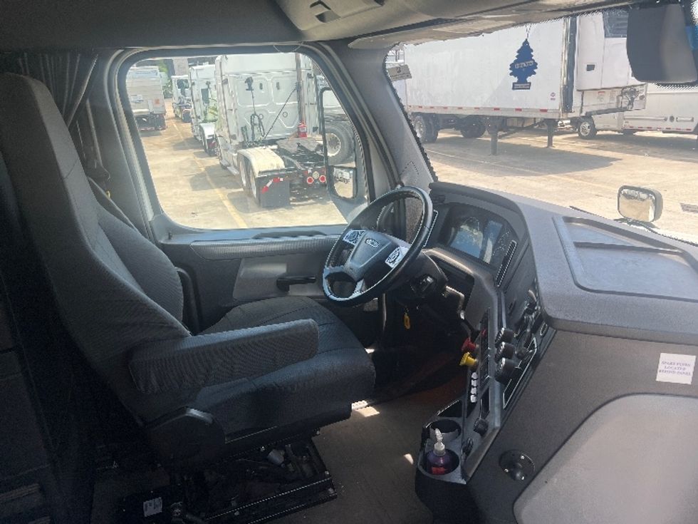 Sleeper Tractor-Heavy Duty Tractors-Freightliner-2020-T12664ST-Hammond-LA-248,629\n\t\tmiles-$ 82,000 - Image 15