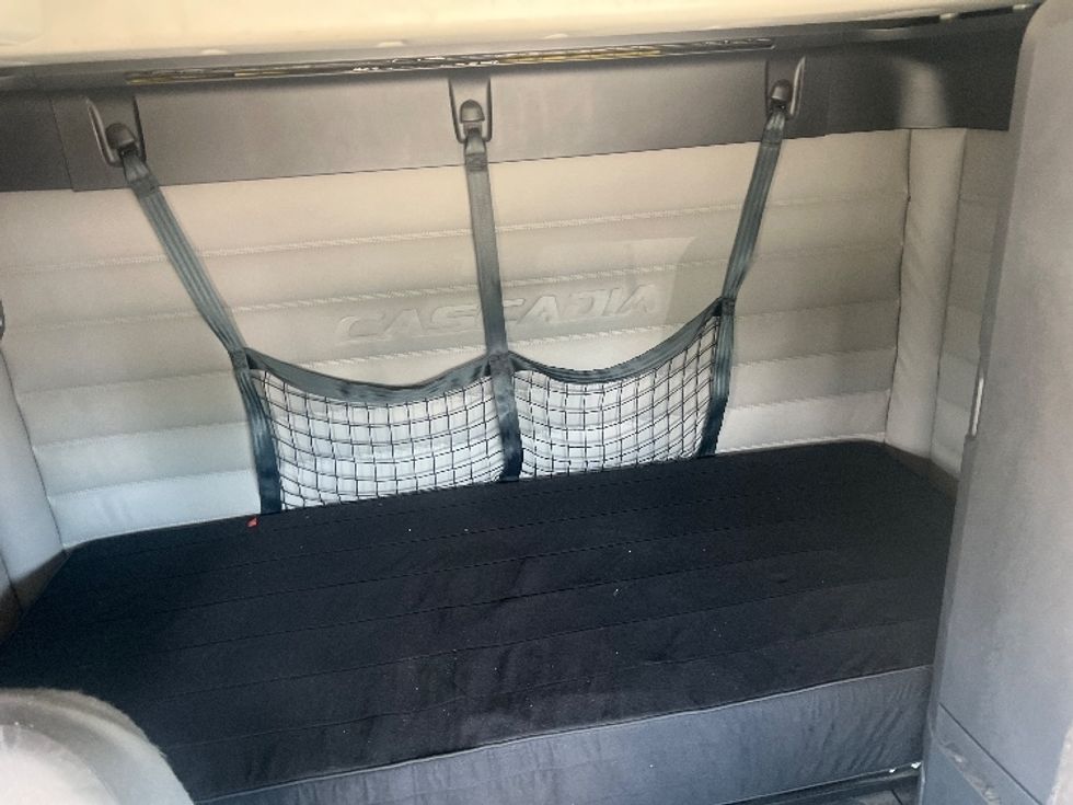 Sleeper Tractor-Heavy Duty Tractors-Freightliner-2020-T12664ST-Hammond-LA-248,629\n\t\tmiles-$ 82,000 - Image 16