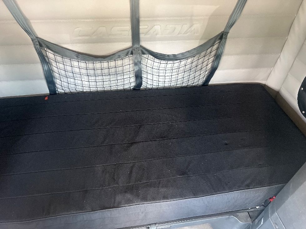 Sleeper Tractor-Heavy Duty Tractors-Freightliner-2020-T12664ST-Hammond-LA-248,629\n\t\tmiles-$ 82,000 - Image 17