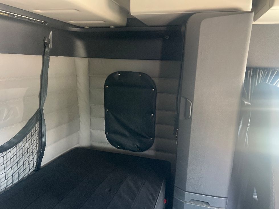 Sleeper Tractor-Heavy Duty Tractors-Freightliner-2020-T12664ST-Hammond-LA-248,629\n\t\tmiles-$ 82,000 - Image 18