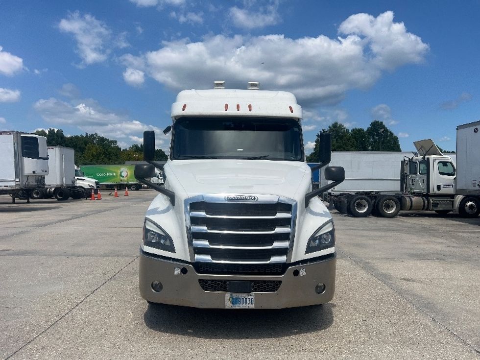 Sleeper Tractor-Heavy Duty Tractors-Freightliner-2020-T12664ST-Hammond-LA-248,629\n\t\tmiles-$ 82,000 - Image 2