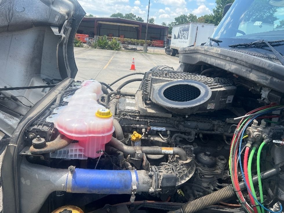 Sleeper Tractor-Heavy Duty Tractors-Freightliner-2020-T12664ST-Hammond-LA-248,629\n\t\tmiles-$ 82,000 - Image 21