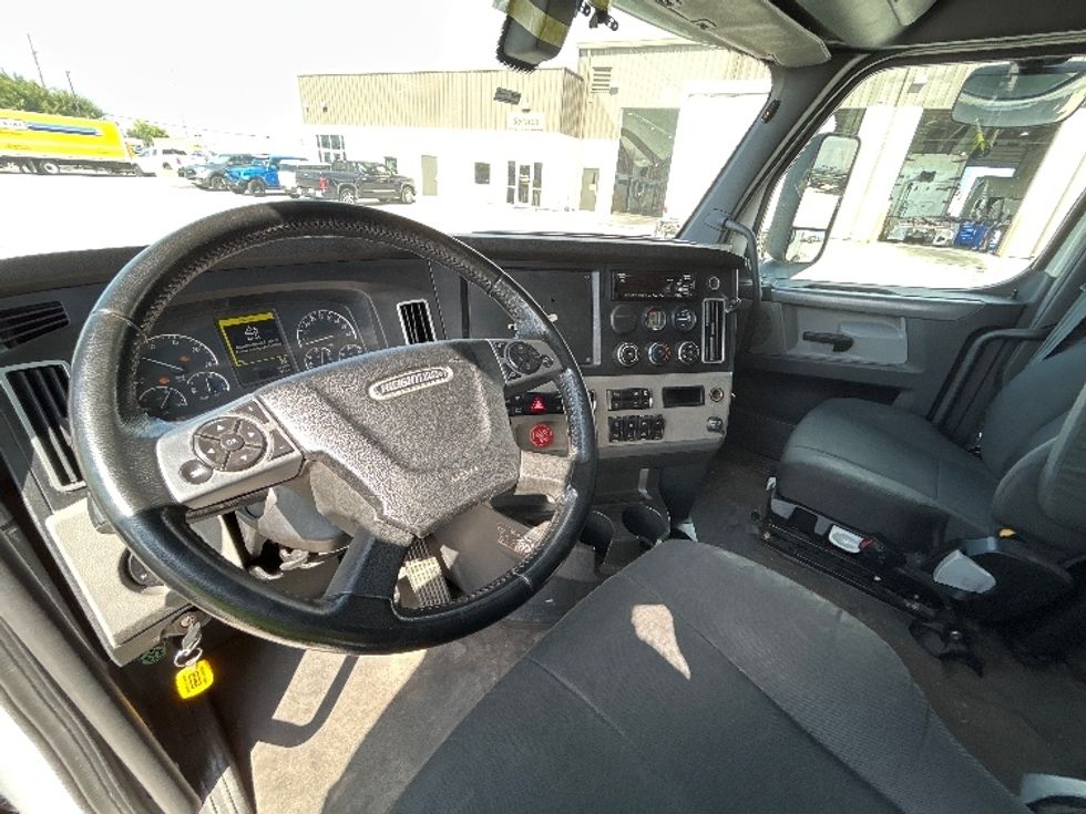 Sleeper Tractor-Heavy Duty Tractors-Freightliner-2020-T12664ST-Hammond-LA-282,543\n\t\tmiles-$ 80,000 - Image 10