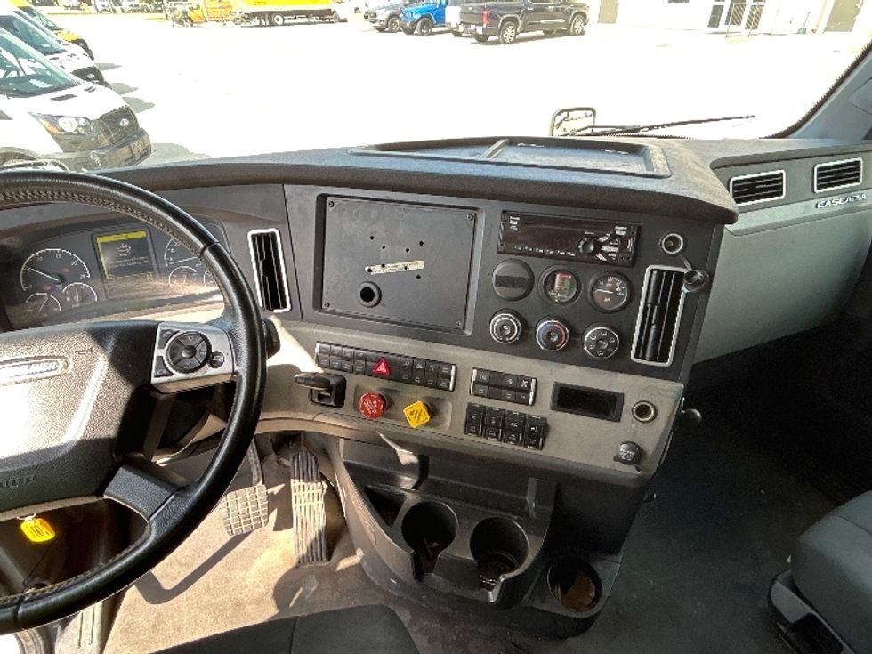 Sleeper Tractor-Heavy Duty Tractors-Freightliner-2020-T12664ST-Hammond-LA-282,543\n\t\tmiles-$ 80,000 - Image 11