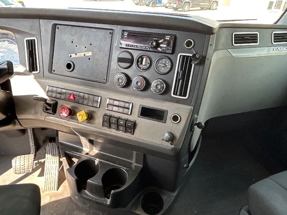 Sleeper Tractor-Heavy Duty Tractors-Freightliner-2020-T12664ST-Hammond-LA-282,543\n\t\tmiles-$ 80,000 - Image 12