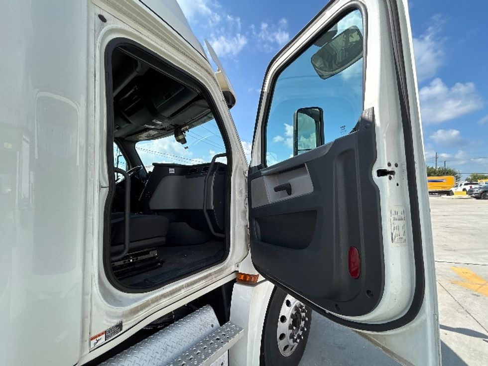 Sleeper Tractor-Heavy Duty Tractors-Freightliner-2020-T12664ST-Hammond-LA-282,543\n\t\tmiles-$ 80,000 - Image 13
