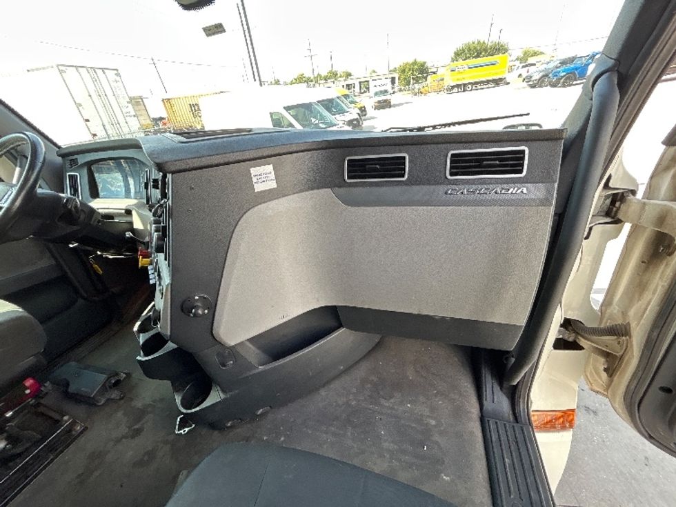Sleeper Tractor-Heavy Duty Tractors-Freightliner-2020-T12664ST-Hammond-LA-282,543\n\t\tmiles-$ 80,000 - Image 14