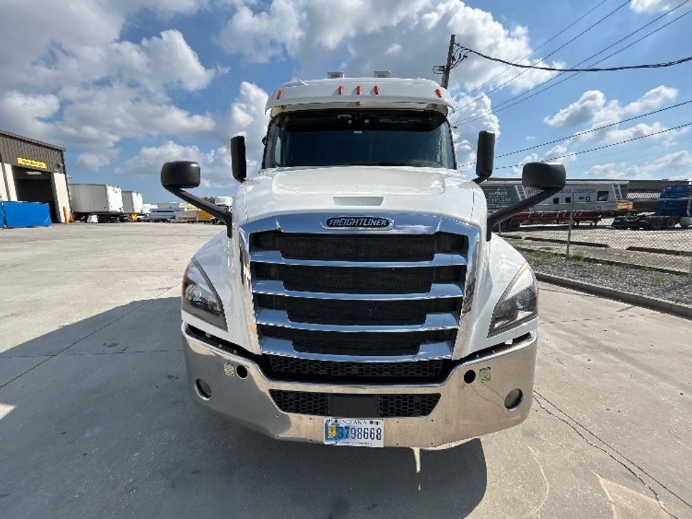 Sleeper Tractor-Heavy Duty Tractors-Freightliner-2020-T12664ST-Hammond-LA-282,543\n\t\tmiles-$ 80,000 - Image 2