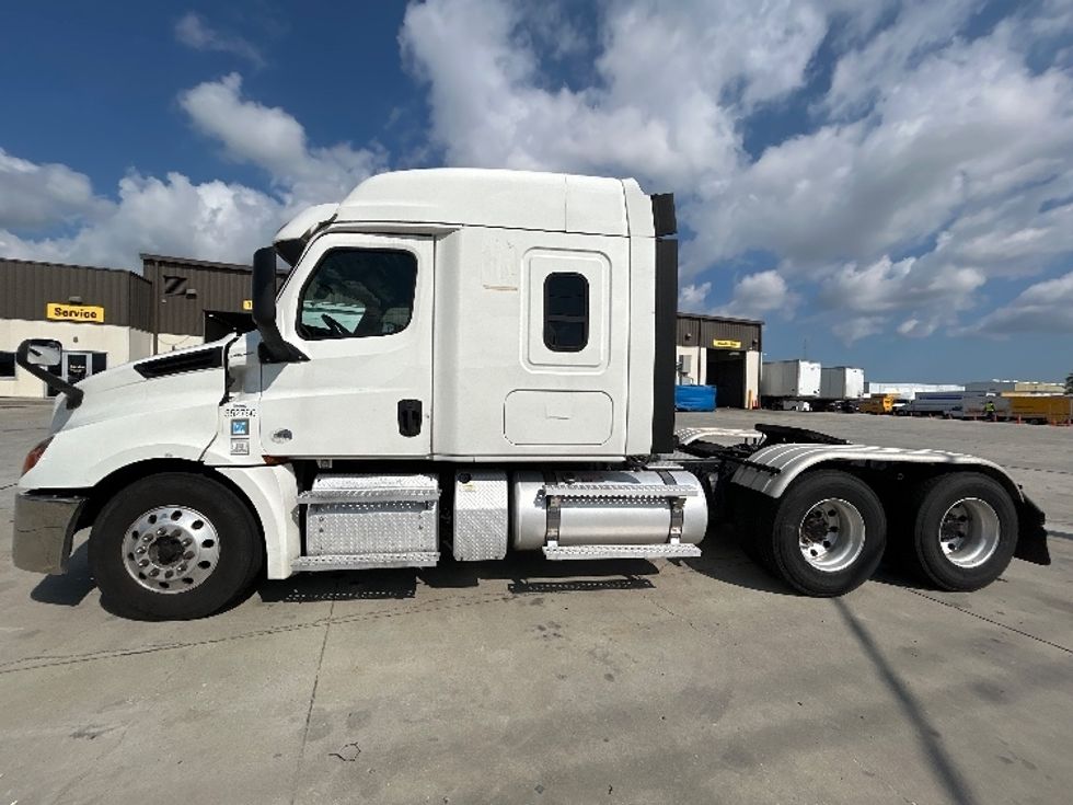 Sleeper Tractor-Heavy Duty Tractors-Freightliner-2020-T12664ST-Hammond-LA-282,543\n\t\tmiles-$ 80,000 - Image 4