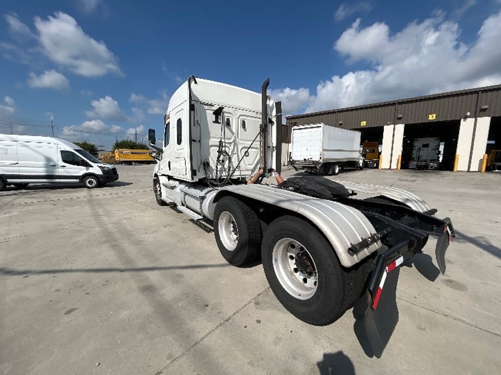 Sleeper Tractor-Heavy Duty Tractors-Freightliner-2020-T12664ST-Hammond-LA-282,543\n\t\tmiles-$ 80,000 - Image 5