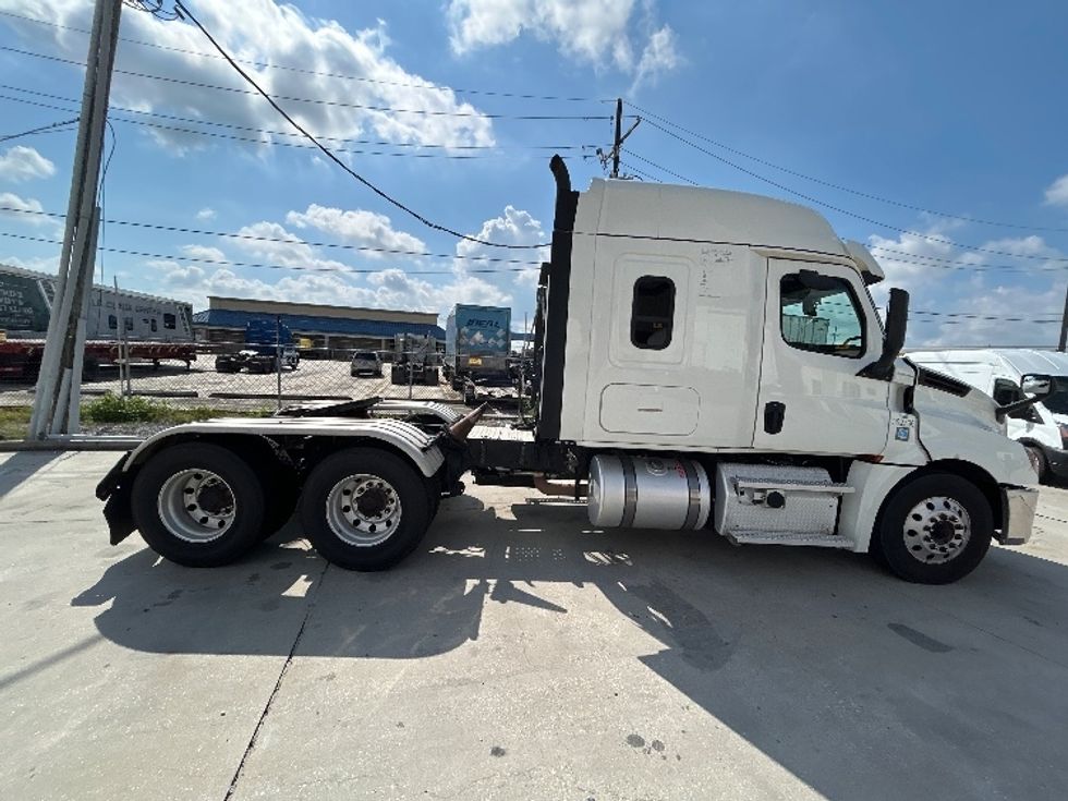 Sleeper Tractor-Heavy Duty Tractors-Freightliner-2020-T12664ST-Hammond-LA-282,543\n\t\tmiles-$ 80,000 - Image 8