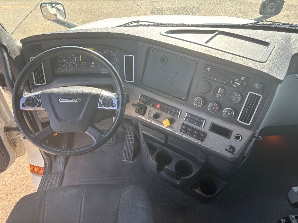 2020 Freightliner Cascadia 126" Sleeper Cab photo 9