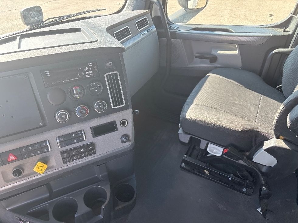 2020 Freightliner Cascadia 126" Sleeper Cab photo 10