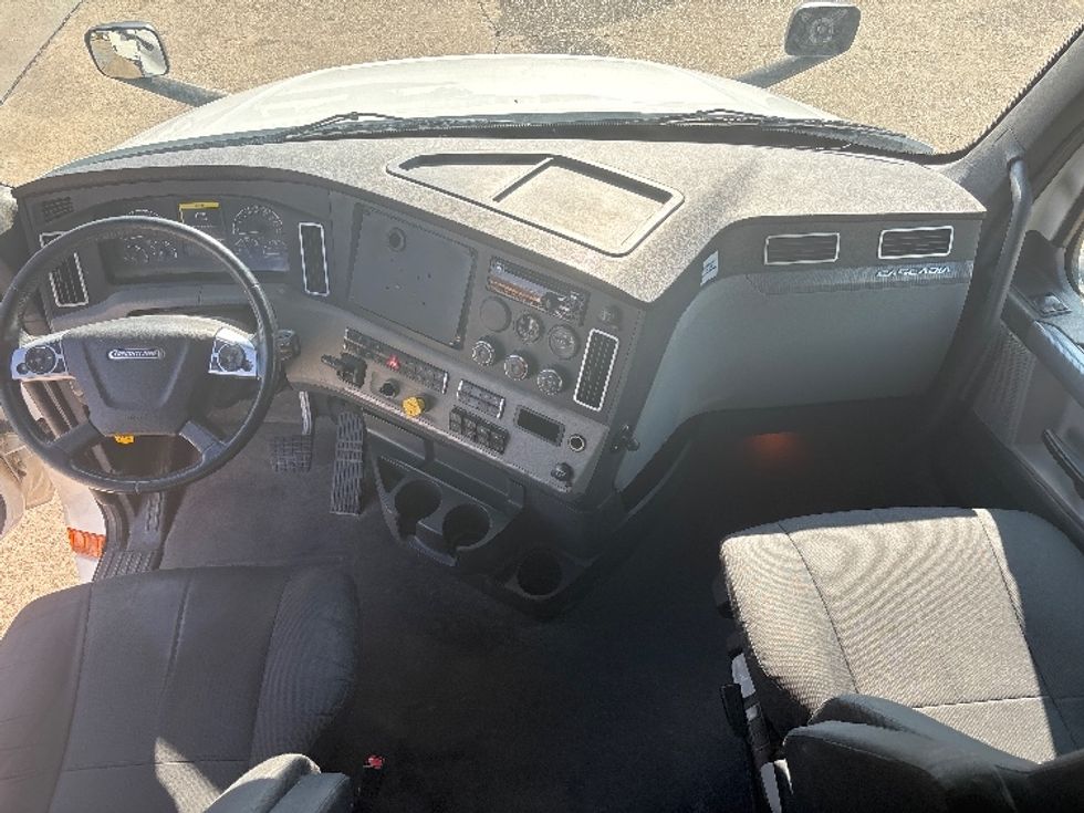 2020 Freightliner Cascadia 126" Sleeper Cab photo 11