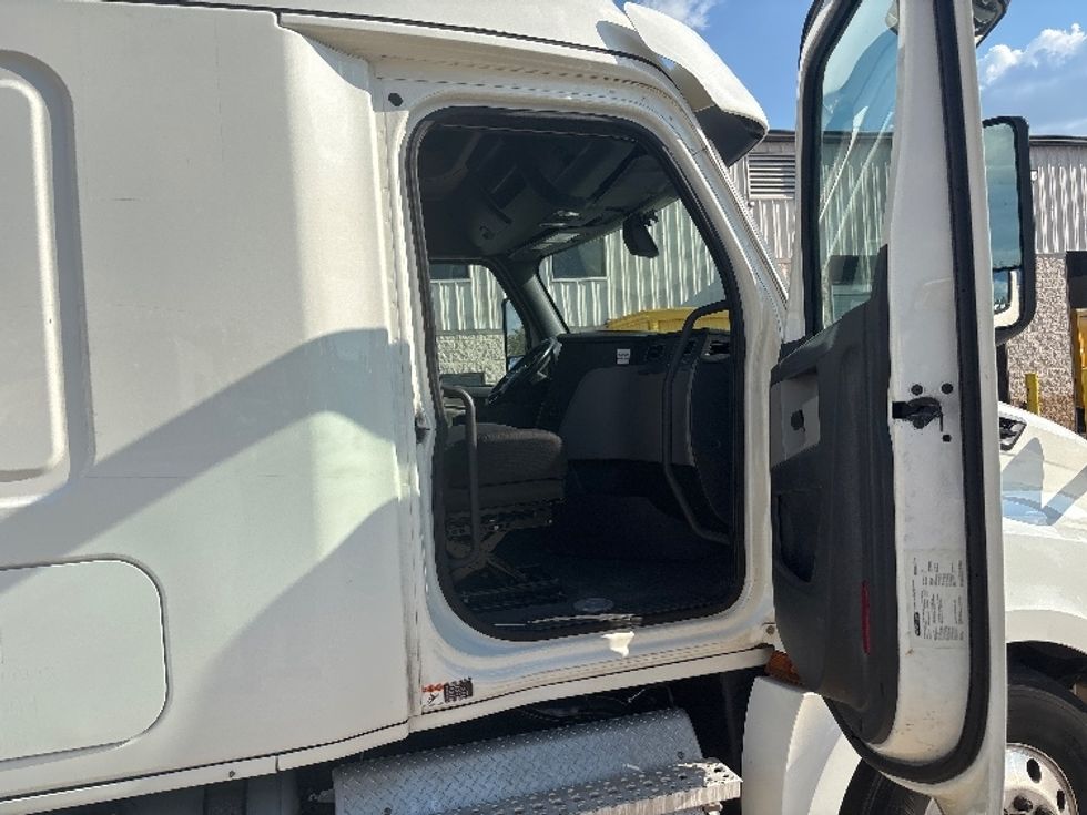 2020 Freightliner Cascadia 126" Sleeper Cab photo 12