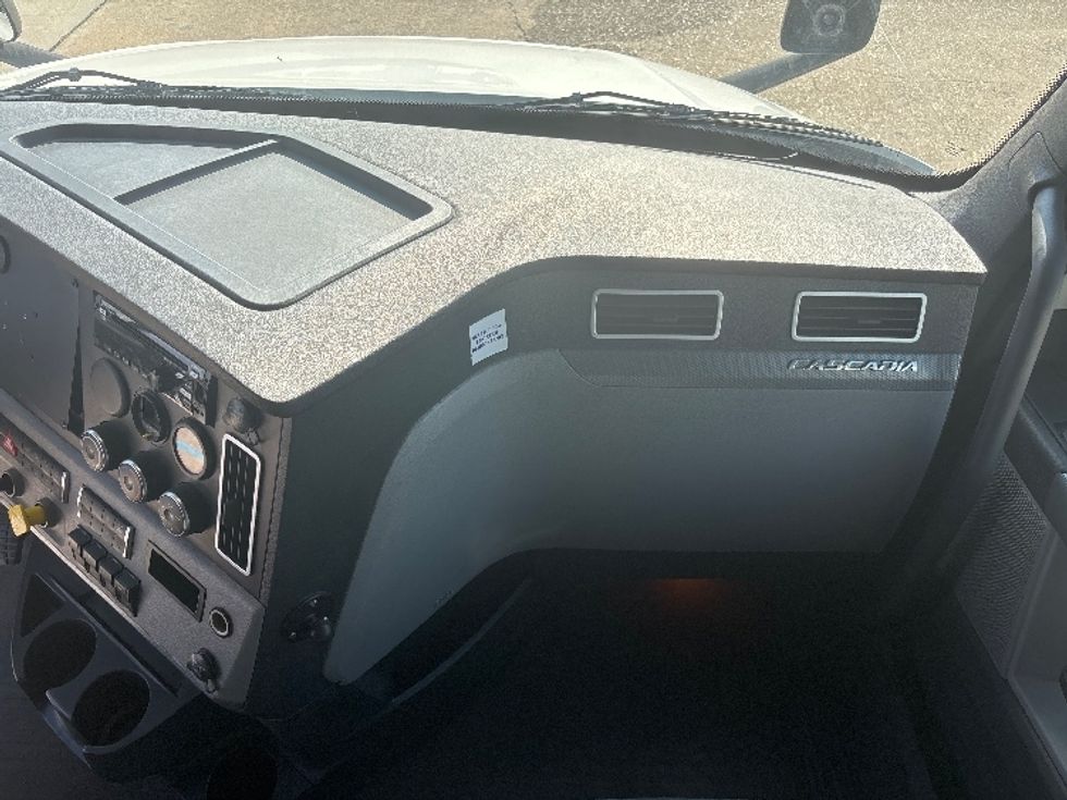 2020 Freightliner Cascadia 126" Sleeper Cab photo 13