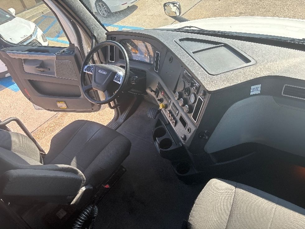 2020 Freightliner Cascadia 126" Sleeper Cab photo 14