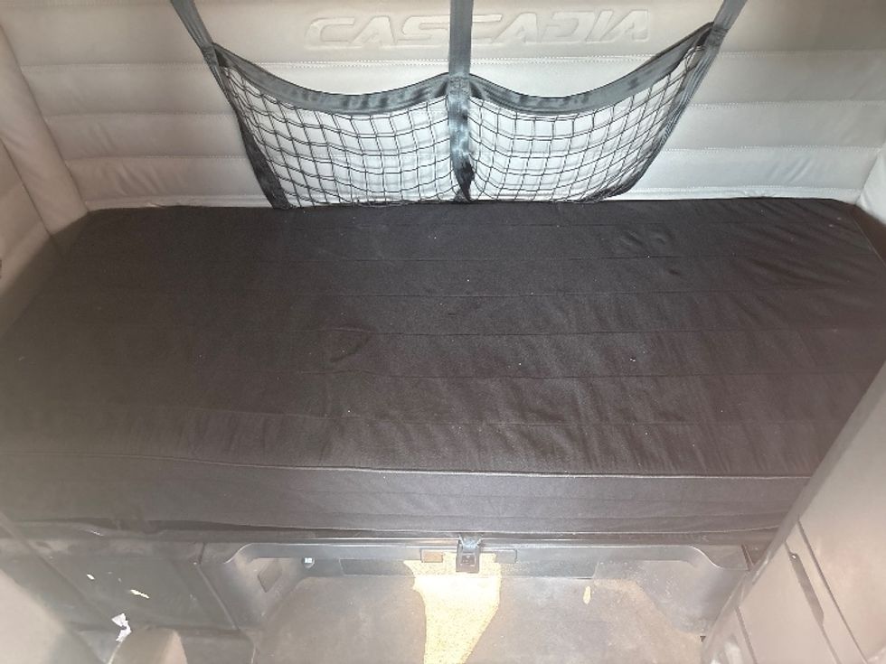 Sleeper Tractor-Heavy Duty Tractors-Freightliner-2020-T12664ST-Hammond-LA-283,064\n\t\tmiles-$ 80,000 - Image 16