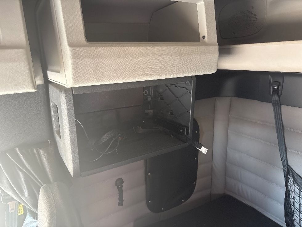 2020 Freightliner Cascadia 126" Sleeper Cab photo 15