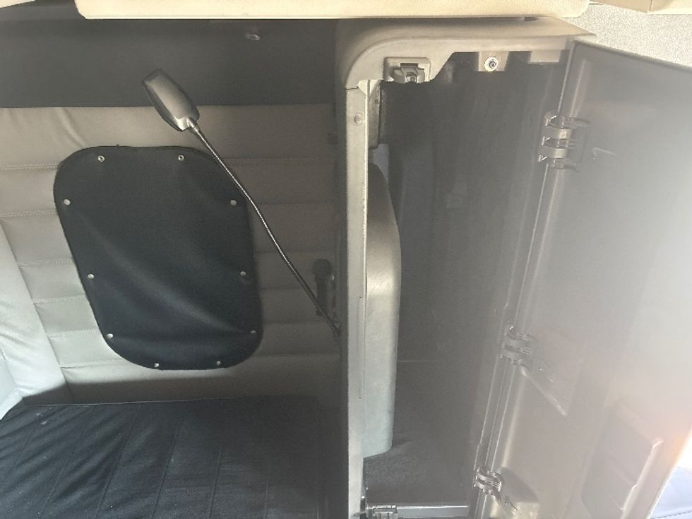 Sleeper Tractor-Heavy Duty Tractors-Freightliner-2020-T12664ST-Hammond-LA-283,064\n\t\tmiles-$ 80,000 - Image 19