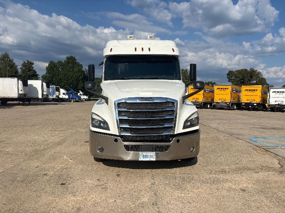 2020 Freightliner Cascadia 126" Sleeper Cab photo 2