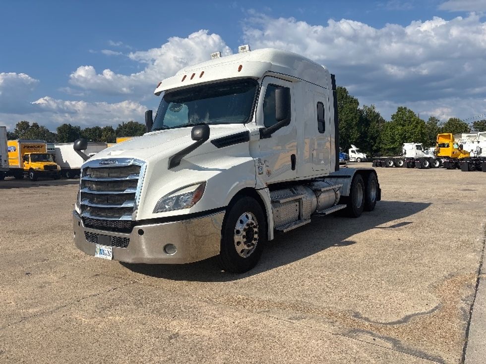 2020 Freightliner Cascadia 126" Sleeper Cab photo 3