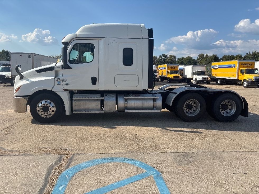 2020 Freightliner Cascadia 126" Sleeper Cab photo 4