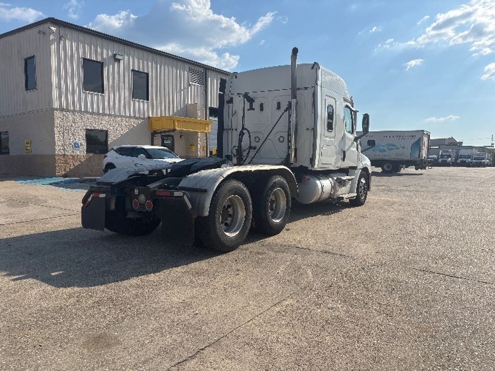 2020 Freightliner Cascadia 126" Sleeper Cab photo 6