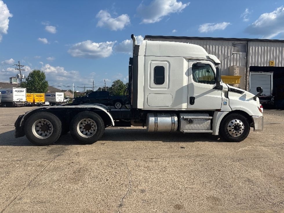 2020 Freightliner Cascadia 126" Sleeper Cab photo 7
