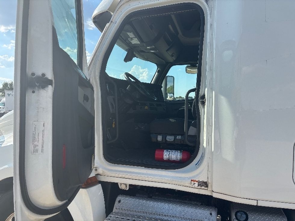 2020 Freightliner Cascadia 126" Sleeper Cab photo 8