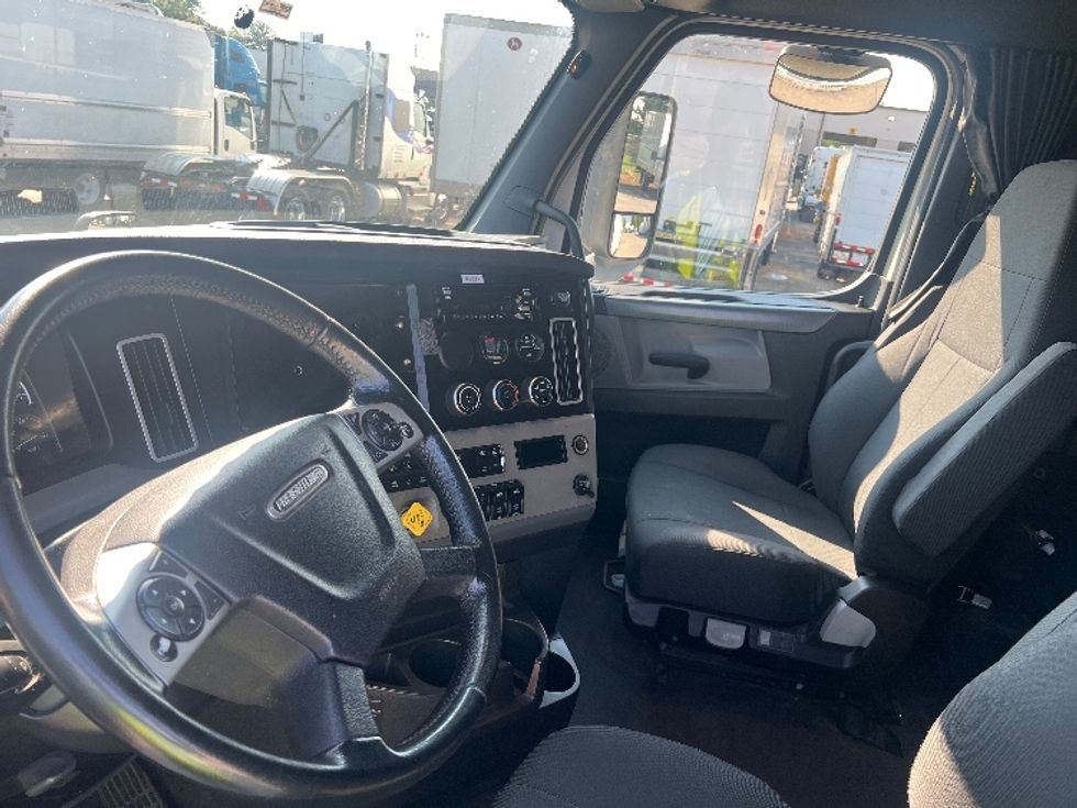 Sleeper Tractor-Heavy Duty Tractors-Freightliner-2020-T12664ST-Hammond-LA-323,494\n\t\tmiles-$ 77,750 - Image 10
