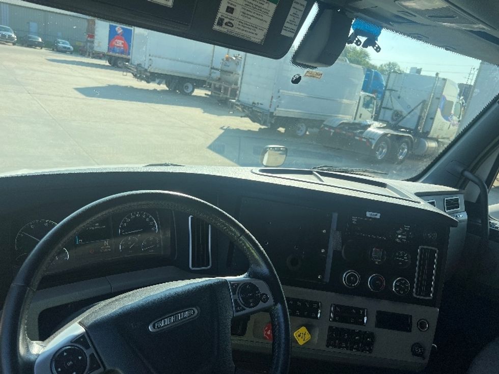 Sleeper Tractor-Heavy Duty Tractors-Freightliner-2020-T12664ST-Hammond-LA-323,494\n\t\tmiles-$ 77,750 - Image 11