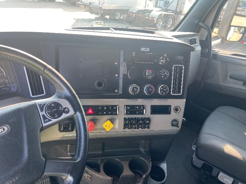 Sleeper Tractor-Heavy Duty Tractors-Freightliner-2020-T12664ST-Hammond-LA-323,494\n\t\tmiles-$ 77,750 - Image 12
