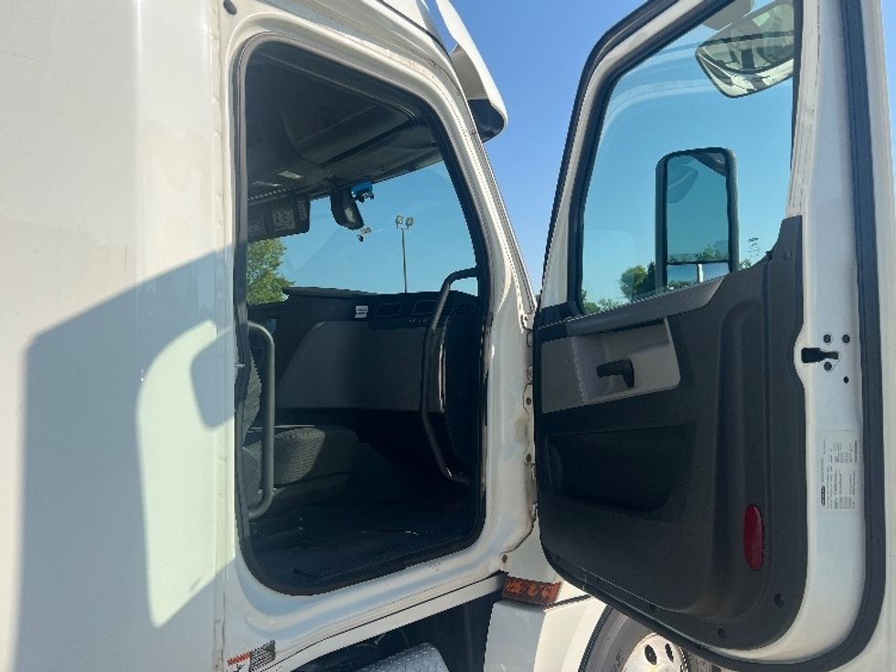 Sleeper Tractor-Heavy Duty Tractors-Freightliner-2020-T12664ST-Hammond-LA-323,494\n\t\tmiles-$ 77,750 - Image 13