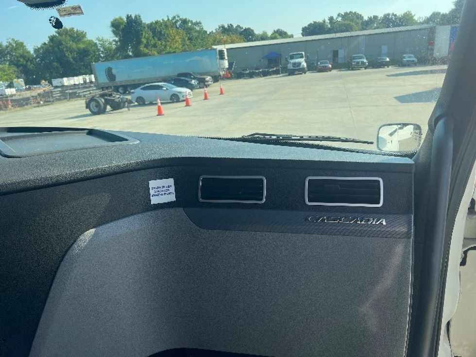 Sleeper Tractor-Heavy Duty Tractors-Freightliner-2020-T12664ST-Hammond-LA-323,494\n\t\tmiles-$ 77,750 - Image 14